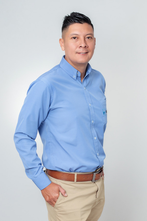 César González