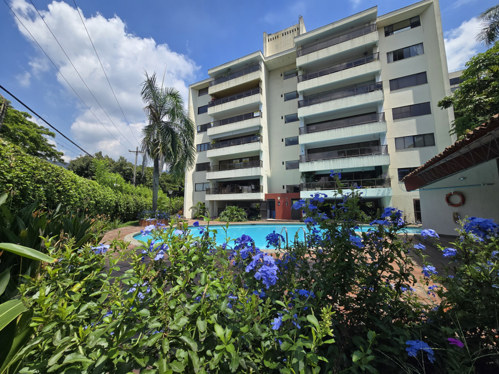 Apartamento En Venta - Urbanización La Flora, Cali