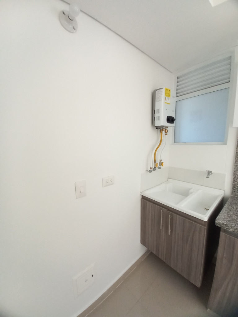 Apartaestudio En Arriendo - C.r Santa Fe De Varsovia Piso 13, Ibagué