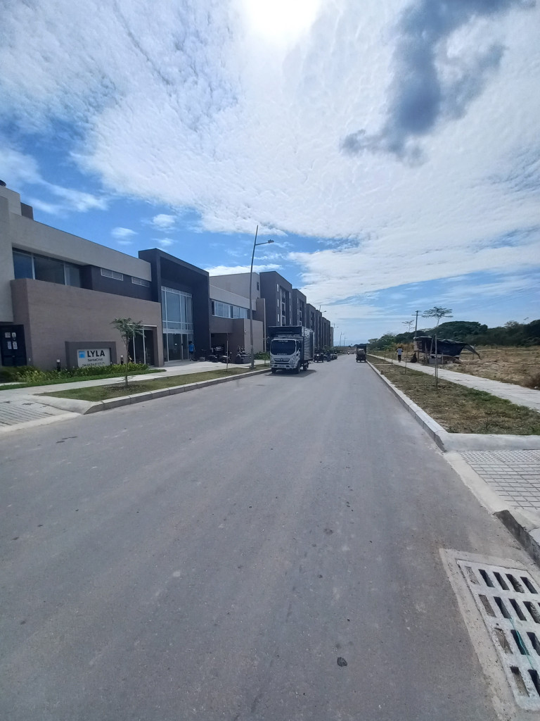 APARTAMENTO Hacienda Santa Cruz está ubicado en la Avenida Perales (vía al aeropuerto), entre las calles 103 y 117, C.R LYLA HACIENDA SANTA CRUZ PISO 4 SIN ASCENSOR, Ibagué