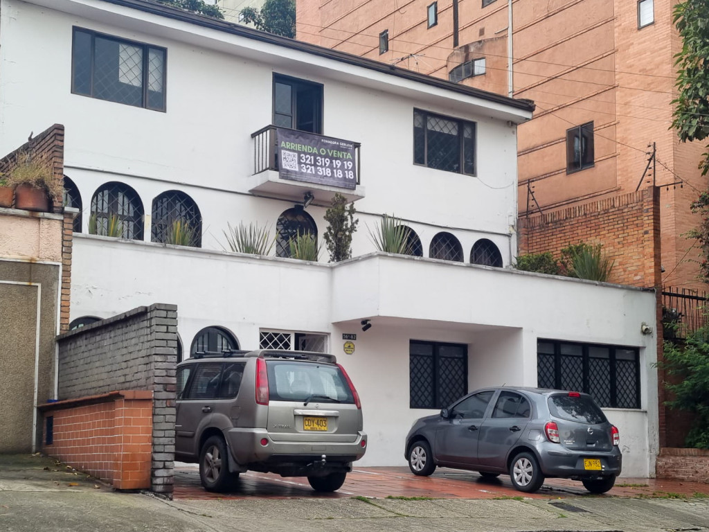 COMERCIAL (CASA PARA COMERCIO) Bosque Calderón