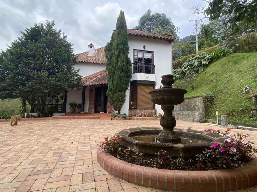 Casa en arriendo/venta, código 2042