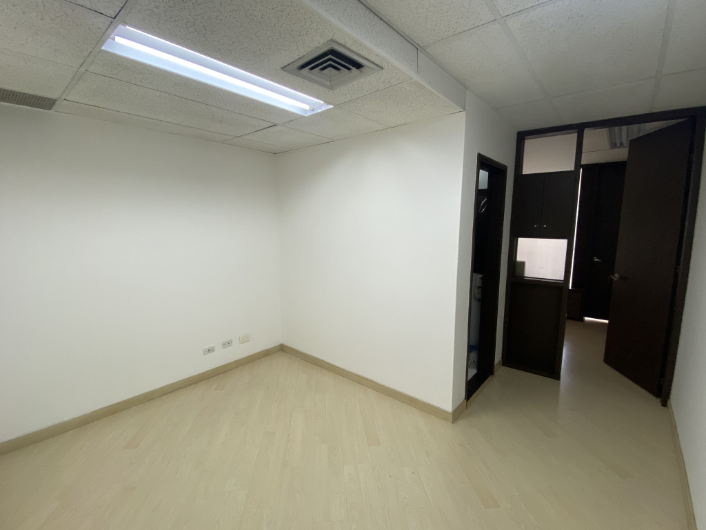 Oficina en arriendo, código 2429