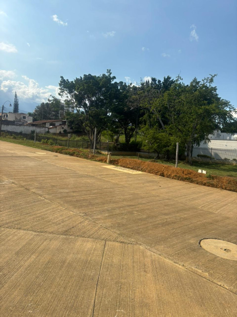 Lote En Venta - Ciudad Jardín, Cali