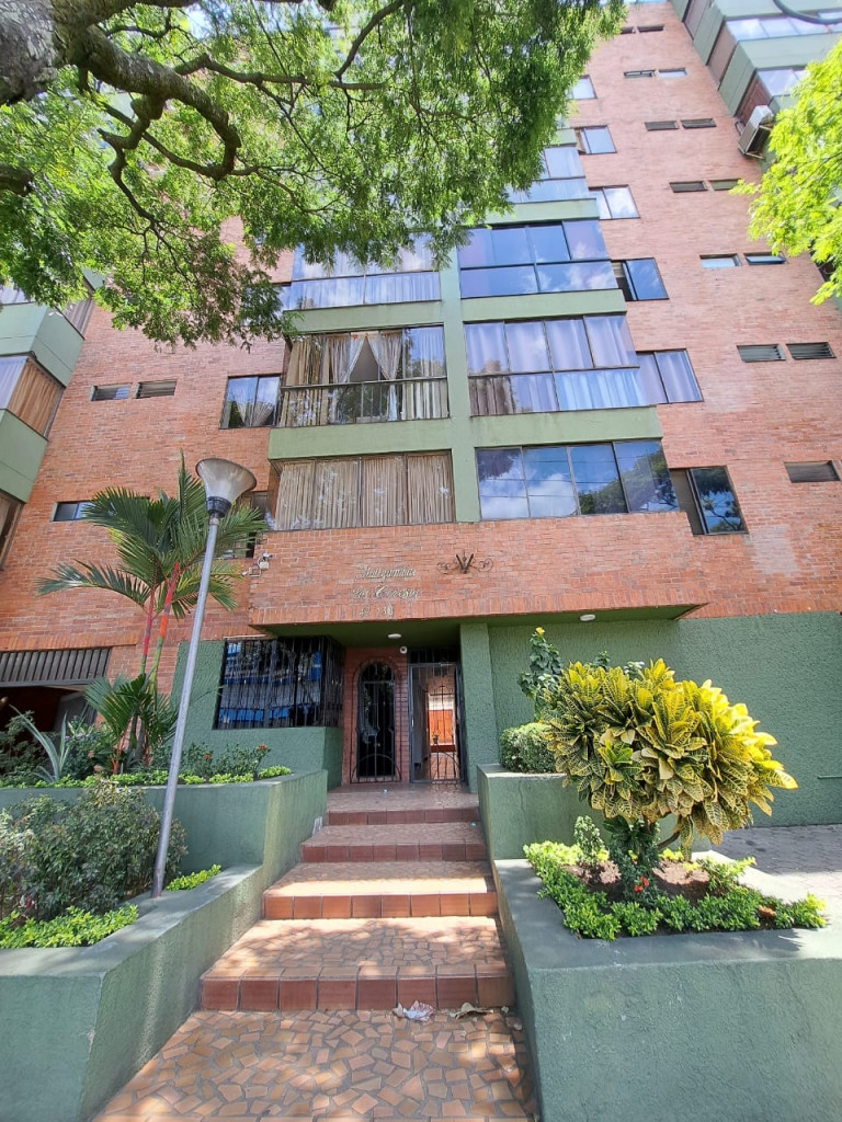 Apartamento En Venta - Los Cambulos, Cali