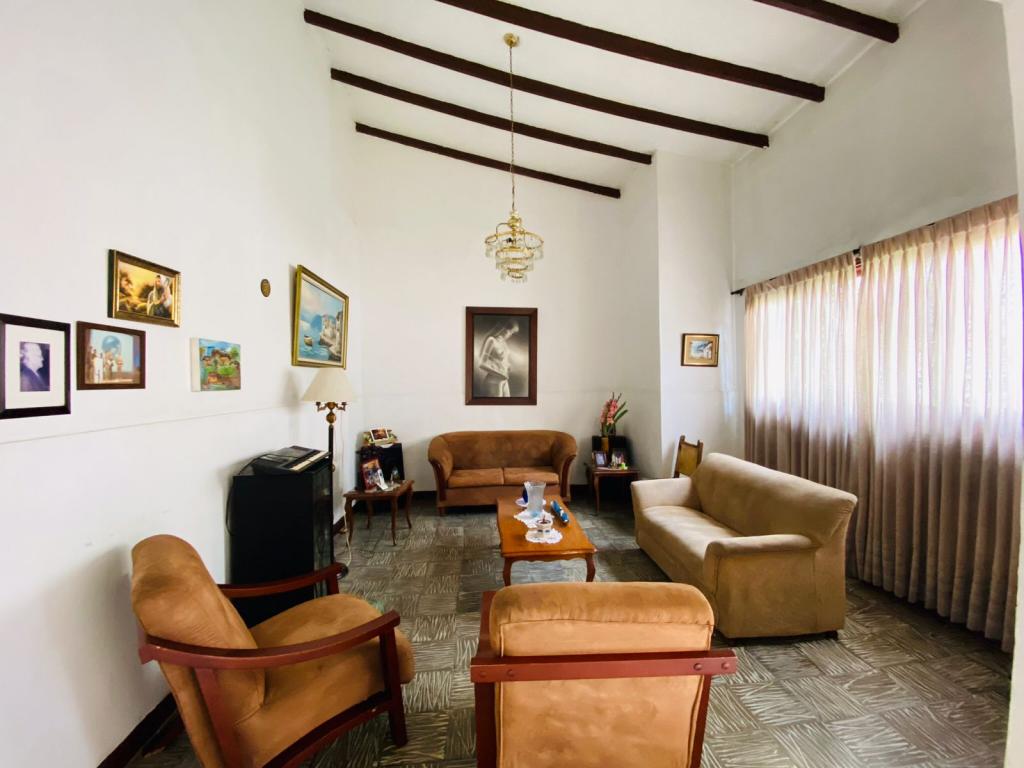 Casa En Venta - El Cedro, Cali