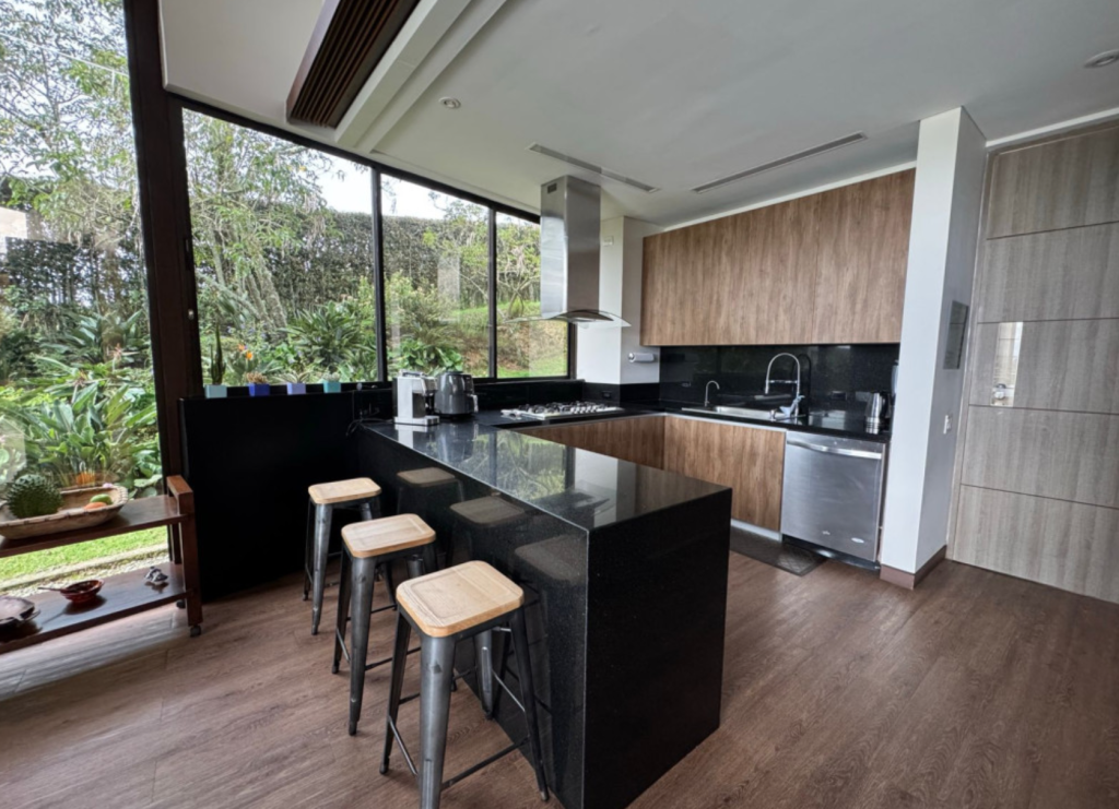 Casa En Venta - Las Palmas, Medellín